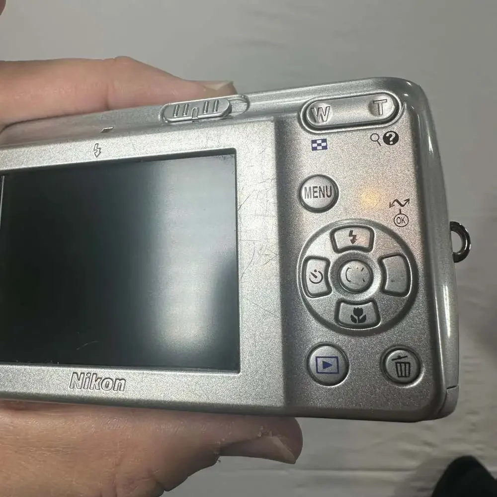 Nikon Coolpix L5 Silver 7.2MP 5X Optical Zoom Digital Camera VR Y2K with Box